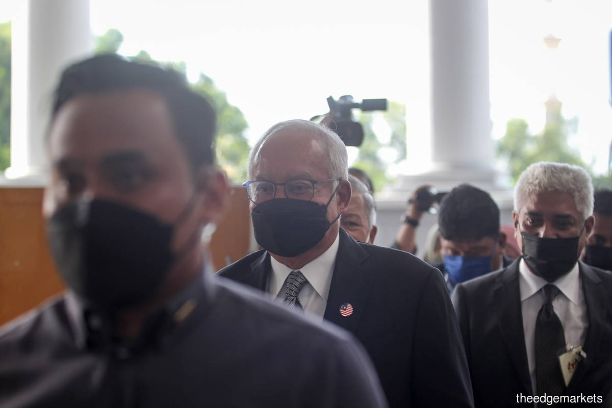 Should Najib (centre) make the application, the Queen's counsel would have to gain leave (permission) from the Federal Court to argue the case first. (Photo by Mohamad Shahril Basri/The Edge)